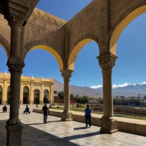 Arequipa está emergiendo como un vibrante centro de innovación y startups en el sur del Perú. La ciudad, conocida por su impresionante paisaje montañoso y su rica historia cultural, ahora está captando la atención de emprendedores visionarios y empresas tecnológicas que buscan oportunidades y crecimiento.

Ubicación Estratégica Un Factor Clave
La razón principal por la cual Arequipa se está consolidando como un hub de startups en el sur del Perú es su ubicación estratégica. Situada entre la sierra y la costa, Arequipa ofrece acceso rápido a diversas regiones del país y facilita la conexión con mercados locales e internacionales.

Su posición geográfica es ventajosa no solo para la distribución de bienes y servicios, sino también para la atracción de talento y el desarrollo de colaboraciones transregionales. Las empresas en Arequipa pueden fácilmente acceder a las rutas comerciales más importantes del Perú, así como a corredores logísticos que conectan con países vecinos, siendo un punto clave para la exportación y la importación de productos.

La infraestructura de la ciudad ha mejorado significativamente en los últimos años. Arequipa cuenta con aeropuertos modernos, como el Aeropuerto Internacional Alfredo Rodríguez Ballón, que ofrece vuelos directos a las principales ciudades del país y a algunos destinos internacionales, facilitando tanto los viajes de negocios como el transporte de productos.

La red de transporte terrestre también ha visto importantes avances. Las carreteras y vías de acceso mejoradas han reducido considerablemente el tiempo y el costo del transporte de mercancías. Además, la presencia de terminales terrestres bien equipadas y la implementación de sistemas de transporte público eficientes han facilitado el traslado diario para los trabajadores y emprendedores.

Esto hace más fácil el desplazamiento y la logística para nuevos negocios, reduciendo los costos operativos y mejorando la eficiencia. La proximidad a puertos marítimos y redes ferroviarias también añade a los beneficios logísticos, permitiendo que las startups en Arequipa puedan competir en el mercado global con mayor eficacia.

Un Ambiente Propicio para el Crecimiento
El acceso a una infraestructura avanzada no solo mejora la operatividad de las startups, sino que también hace de Arequipa un lugar más atractivo para la inversión extranjera. Los inversores y socios comerciales se sienten más confiados en apoyar a empresas situadas en un entorno que ofrece facilidades logísticas de primer nivel.

La ubicación estratégica de Arequipa, combinada con sus recientes mejoras en infraestructura y redes de transporte, la posiciona favorablemente como un hub emergente de innovación y startups en el sur del Perú. Esto proporciona a los emprendedores una plataforma sólida desde la cual pueden lanzar y escalar sus negocios, conectando fácilmente con mercados tanto nacionales como internacionales.

Ecosistema Educativo
Otro factor clave en la transformación de Arequipa como centro de startups es su robusto ecosistema educativo. La ciudad alberga universidades reconocidas como la Universidad Nacional de San Agustín (UN) y la Universidad Católica de Santa María (UCSM), que desempeñan un papel crucial no solo al proporcionar una sólida base académica, sino también al fomentar la investigación y el desarrollo de nuevas tecnologías.

La Universidad Nacional de San Agustín, una de las instituciones más antiguas y prestigiosas del país, cuenta con programas académicos de alta calidad en áreas como ingeniería, ciencias aplicadas y negocios, lo que la convierte en una cantera de talento técnico y empresarial. La Universidad Católica de Santa María también ha ganado renombre por sus programas innovadores y su enfoque en el desarrollo integral de sus estudiantes.

Estas instituciones no solo están comprometidas con la educación formal, sino que además promueven activamente la cultura de la innovación y el emprendimiento. A través de laboratorios de investigación, centros de innovación y programas de incubación, las universidades están creando un entorno propicio para que surjan nuevas ideas y se desarrollen proyectos de impacto. Los estudiantes tienen la oportunidad de trabajar en iniciativas que van desde la biotecnología hasta la inteligencia artificial, adquiriendo habilidades prácticas y conocimientos aplicables a la creación de startups.

Proyectos Estudiantiles
Los estudiantes de estas instituciones a menudo están involucrados en proyectos de innovación que van más allá del ámbito académico. Participan en hackatones, competencias de emprendimiento y ferias de tecnología, donde pueden presentar sus ideas y prototipos a expertos y potenciales inversores. Este tipo de eventos no solo enriquecen su formación, sino que también les ofrecen una plataforma para conectar con el ecosistema de startups y comenzar sus propias aventuras empresariales desde una edad temprana.

Políticas Públicas y Apoyo Gubernamental
El sector público también ha desempeñado un papel crucial en el crecimiento de Arequipa como hub de startups. La municipalidad y el gobierno regional han implementado políticas y programas de apoyo para emprendedores. Iniciativas como incubadoras y aceleradoras de negocios están diseñadas para proporcionar mentoría, financiamiento y recursos para startups en sus primeras etapas. Además, se ofrecen espacios de coworking donde los emprendedores pueden trabajar, colaborar e intercambiar ideas, lo que promueve una cultura de innovación y creatividad.

Un Entorno Empresarial Colaborativo
El entorno empresarial en Arequipa es sumamente colaborativo, lo que facilita la creación de sinergias entre diferentes actores del ecosistema de startups. Las alianzas y asociaciones entre empresas emergentes, instituciones académicas, inversores y entidades gubernamentales están en aumento. Este espíritu de colaboración no solo fortalece el ecosistema local, sino que también abre puertas a recursos adicionales y redes de contactos que pueden ser cruciales para el éxito de una startup.

Acceso a Financiamiento
Por supuesto, el acceso a financiamiento es un aspecto vital para cualquier startup, y Arequipa no es la excepción. Aunque históricamente la inversión en startups en el Perú ha estado centrada en Lima, Arequipa está atrayendo gradualmente la atención de inversores y fondos de capital de riesgo. El creciente interés en la región sur está llevando a la realización de eventos y competiciones de pitch, que permiten a los emprendedores presentar sus ideas a potenciales financiadores. Además, el gobierno está ofreciendo subvenciones y programas de financiamiento que buscan apoyar proyectos innovadores y sostenibles.

Innovación en Sectores Específicos
Arequipa también se está destacando en áreas específicas de innovación. Por ejemplo, la agroindustria y la tecnología agrícola son sectores en auge en la región. Dada su ubicación geográfica, Arequipa tiene un fuerte enfoque en la producción agrícola, y las startups están desarrollando soluciones tecnológicas que mejoran la eficiencia y la sostenibilidad en el sector. Desde sistemas de riego inteligentes hasta drones para la monitorización de cultivos, las iniciativas en AgriTech están ganando terreno y aportando mejoras significativas a la industria local.

